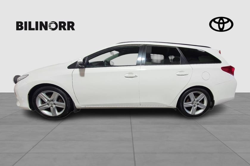 Bild 2 av Toyota Auris Touring Sports 2.0 D-4D DPF MAN EDITION 50 DRAG V-HJUL