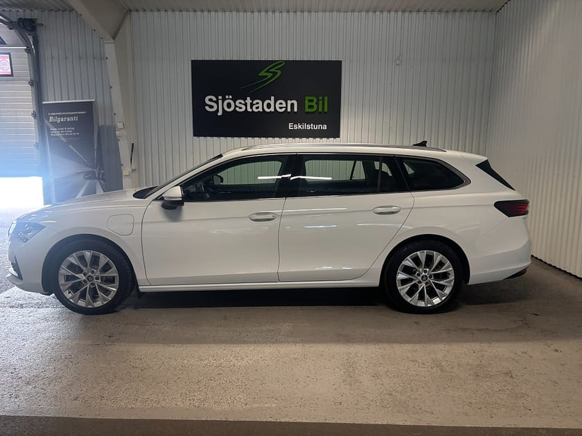 Bild 2 av Škoda Superb iV Kombi Skoda K Selection Explore Edition Cockpit/Drag/Nav/Värmare