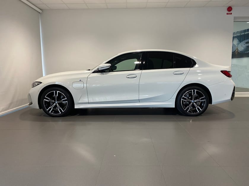 Bild 2 av BMW 330e xDrive Sedan M-Sportpaket Sportstolar Drag
