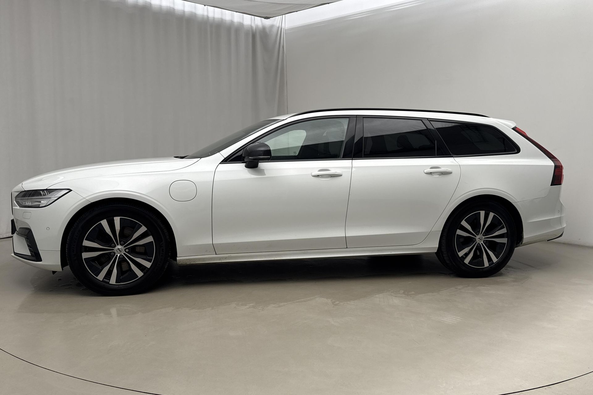 Volvo V90 Recharge T8 AWD 2022, bild 2/10