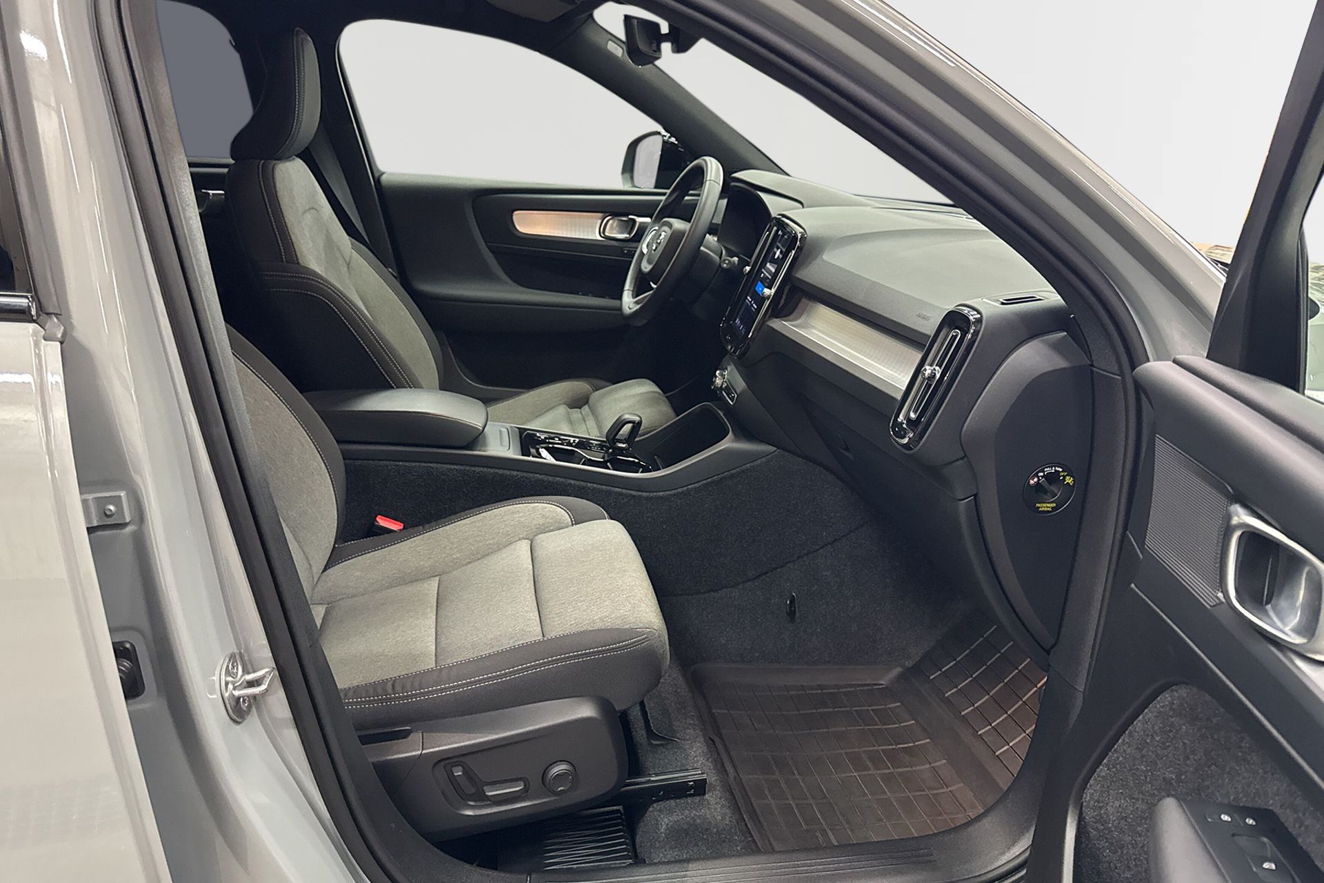 Volvo XC40 B3 FWD Bensin Plus Dark 2025, bild 5/10