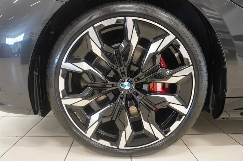 Bild 5 av BMW 550e xDrive Touring M Sport Pro Business Ed Drag DA B W
