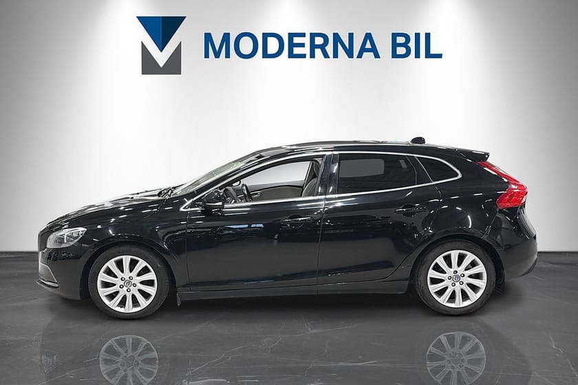 Bild 2 av Volvo V40 D2 Summum 115hk Pano Drag B-kam D-värm Skinn Kamrembytt