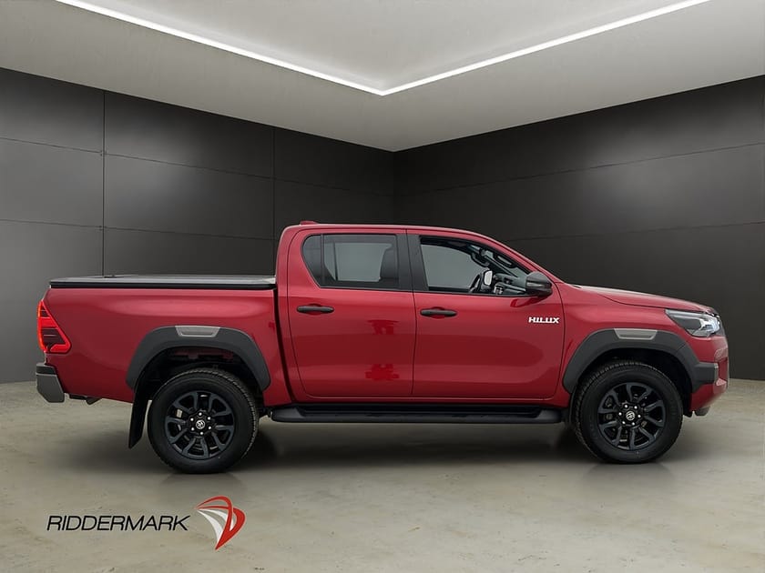 Bild 2 av Toyota Hilux Dubbelhytt Invincible 2.8 4WD MOMS Drag JBL Diff 1526Mil