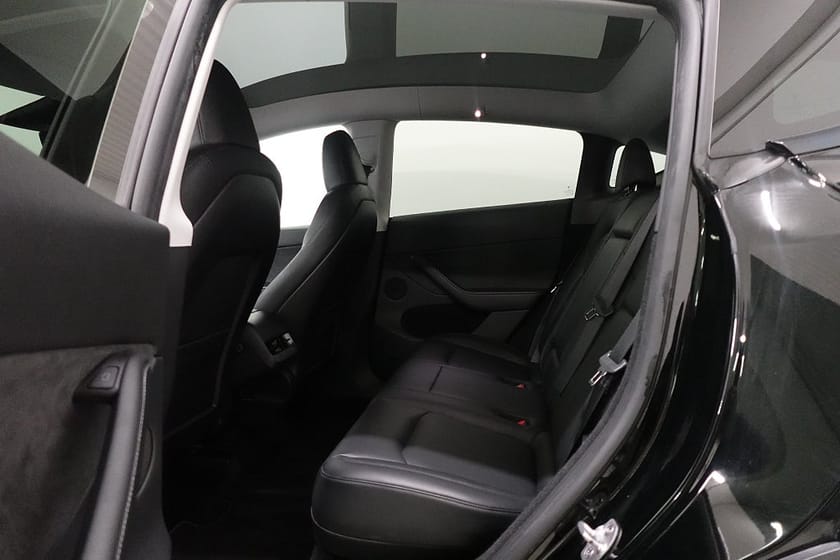 Bild 5 av Tesla Model Y Long Range AWD Dragkrok Panorama MOMS 360°