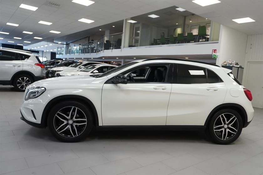 Bild 3 av Mercedes-Benz GLA 200 d 4MATIC Night Pack Värmare Drag 136hk