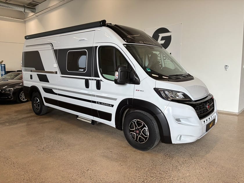 Bild 1 av Adria Mobil Twin 600 SUPREME SPB Plåtis Markis Backkamera 6 meter Automat