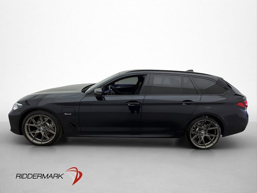 Bild 5 av BMW 530e xDrive Touring M Sport Cockpit HUD HiFi Kamera Drag