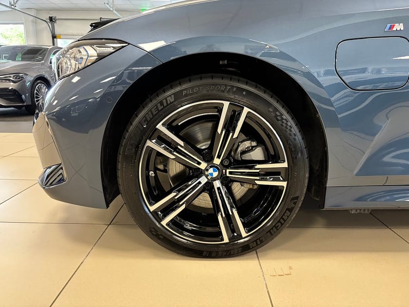 Bild 2 av BMW 330e xDrive Touring M-Sportpaket Head up-display H/K