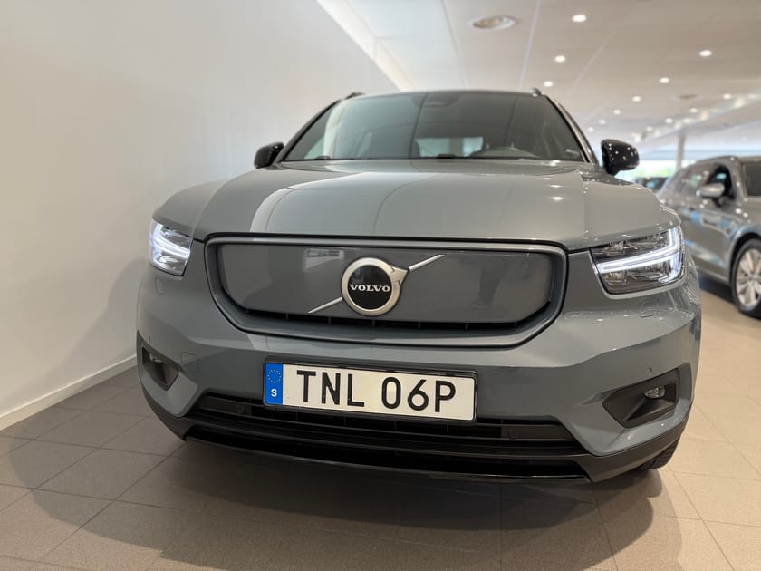 Bild 2 av Volvo XC40 Recharge Plus Minnesstol / dragkrok / adaptiv farthållare / backkamera / sensorer fram och bak / automatisk baklucka /