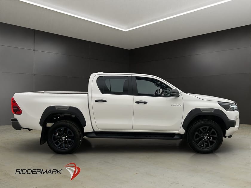 Bild 2 av Toyota Hilux Dubbelhytt Invincible 2.8 4WD M/K-Värmare Drag Diff Moms