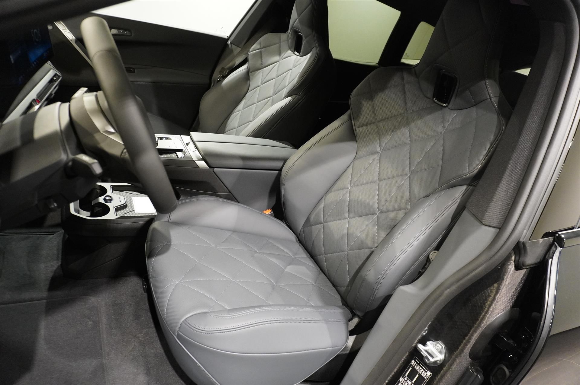 BMW iX xDrive60, 544ps, 2026