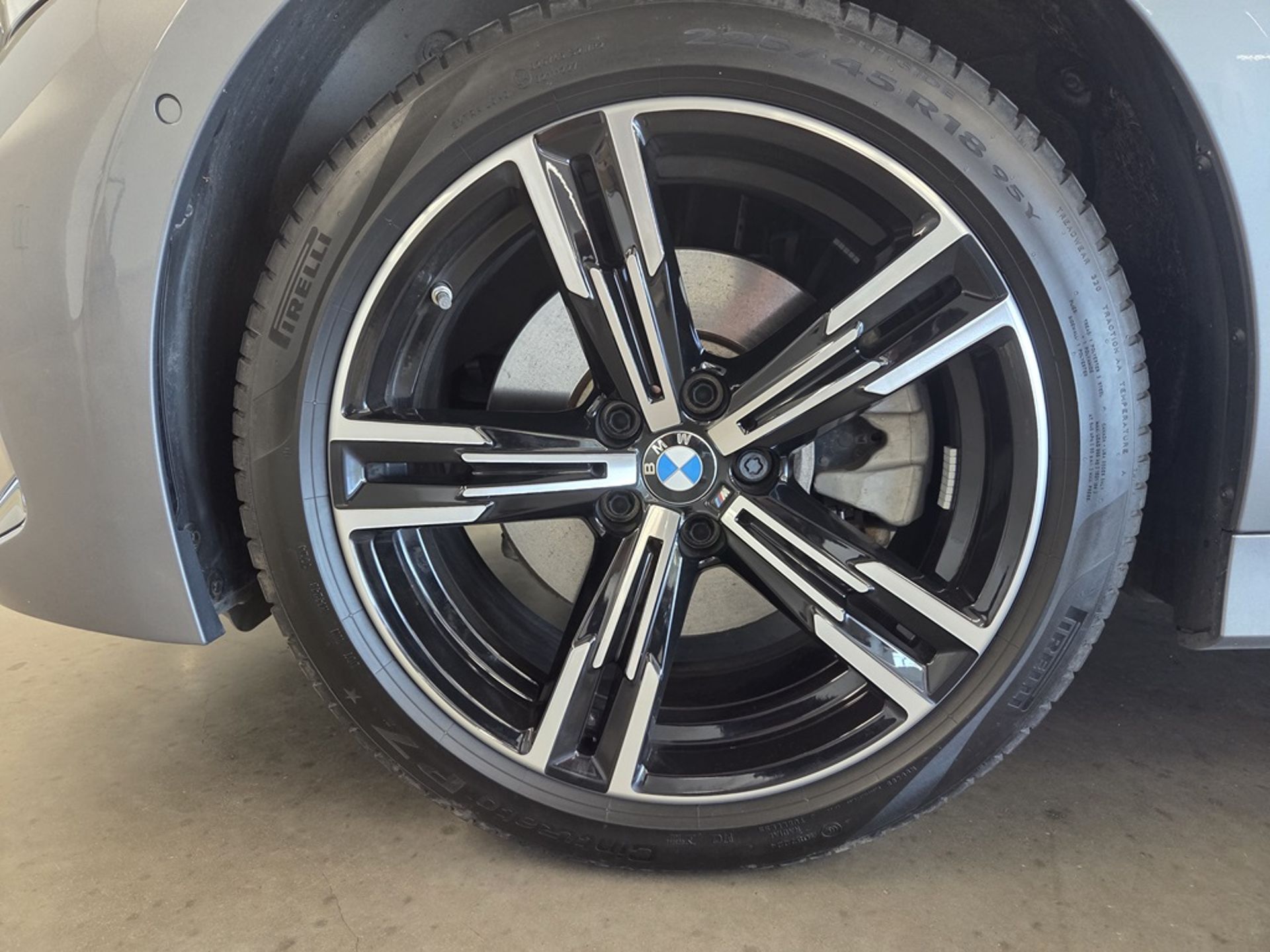 BMW 330 e xDrive Sedan 2025, bild 6/16