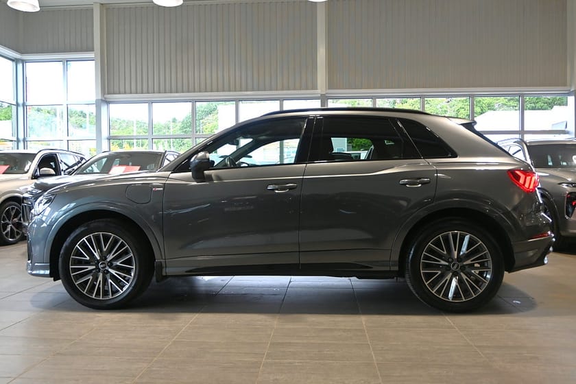 Bild 2 av Audi Q3 45 TFSI e S Tronic S Line MATRIX Drag Cockpit