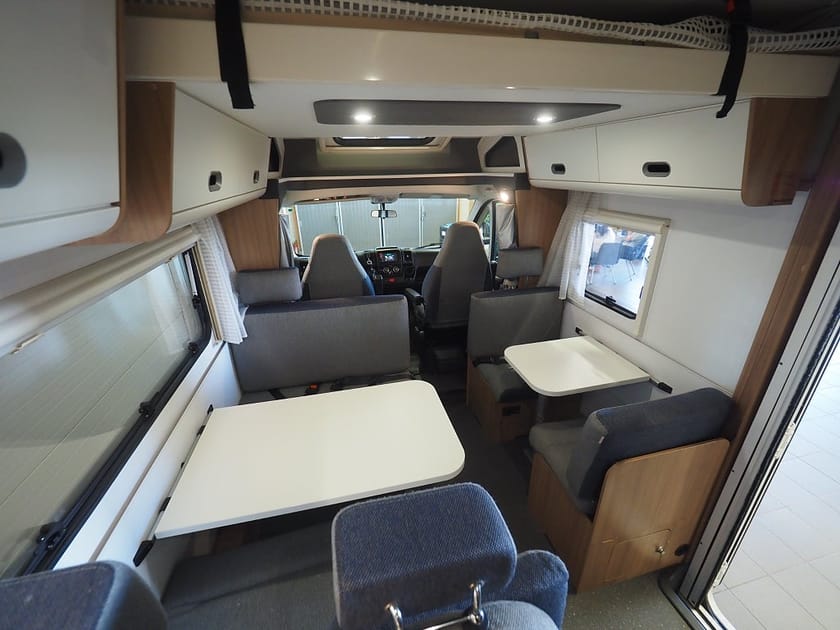 Bild 5 av Sun Living Campervan Fiat S 70 DK AC I 6 bälten I 6 bäddar I 3500kg I B-kort