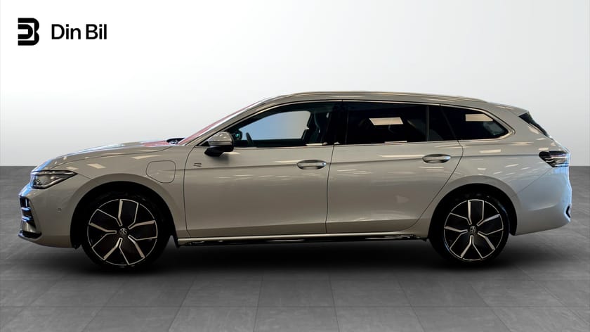 Bild 2 av Volkswagen Passat Variant eHybrid R- Line | E-Hybrid | Drag | Pano | Edition |