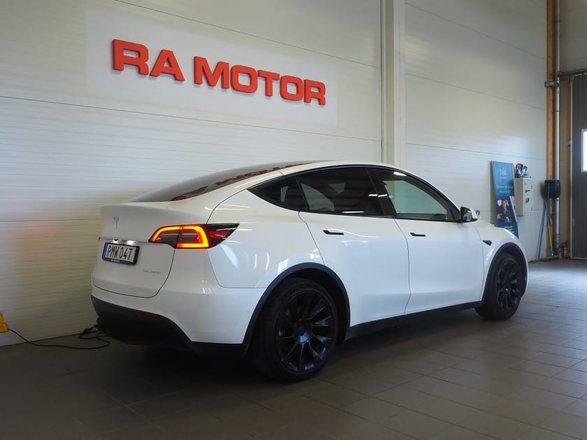 Bild 5 av Tesla Model Y Long Range AWD 514hk Moms 20" Induction Pano