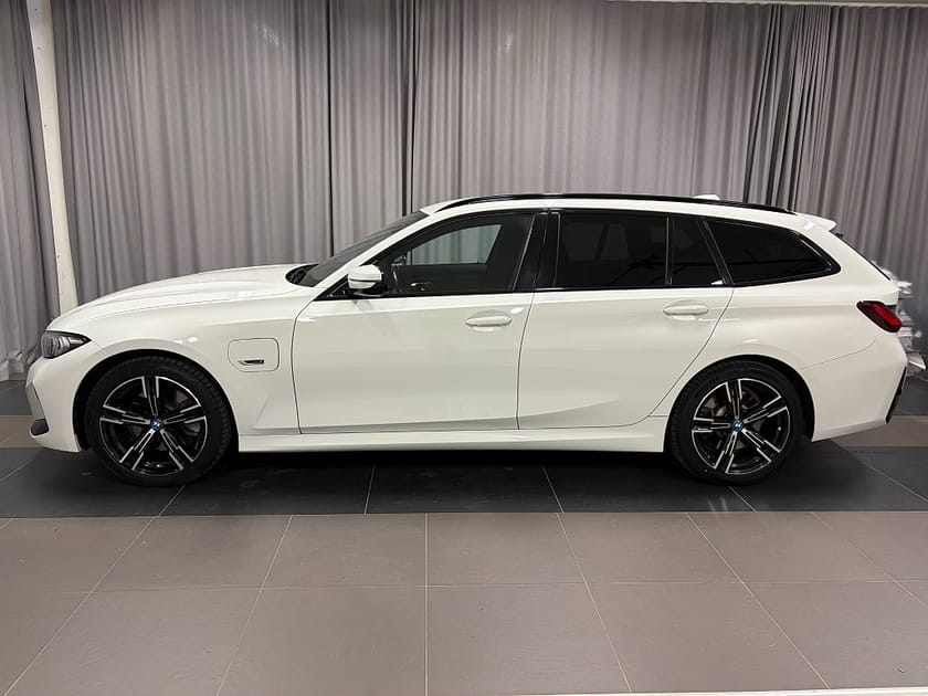 Bild 2 av BMW 330e Touring M Sport Inkl. Dragkrok Vinterhjul