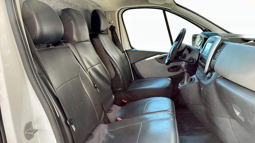 Bild 2 av Renault Trafic Skåpbil L2 145hk Värmare Dragkrok 3-Sits