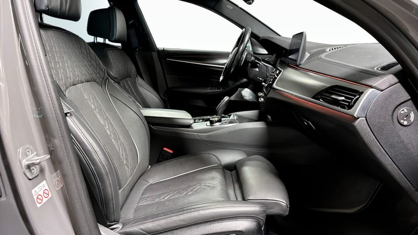 Bild 3 av BMW 540d xDrive Touring M Sport Ultimate Edition B&W DAP Pano