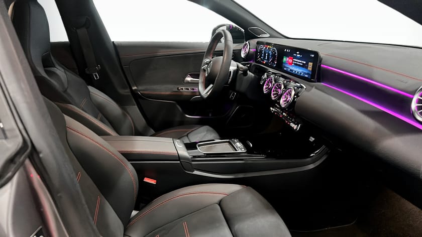 Bild 3 av Mercedes-Benz CLA 200 COUPÉ 360° / AMG / Burmester