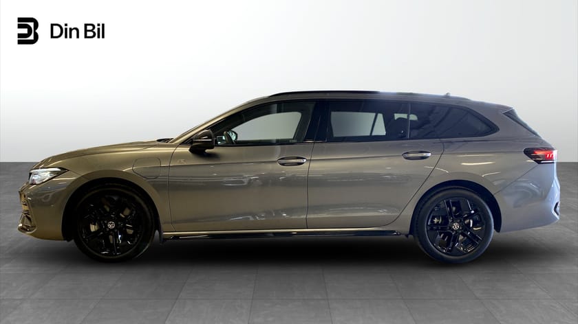 Bild 2 av Volkswagen Passat Variant eHybrid R-line 1.5 TSI 272hk | Panorama | Black St