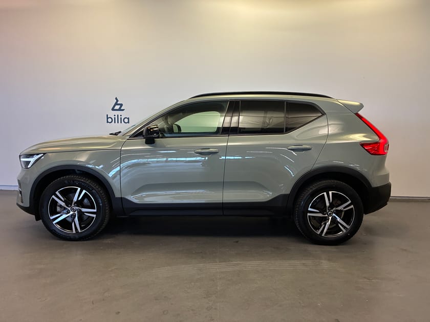 Bild 3 av Volvo XC40 B4 FWD Bensin Plus Dark / Keyless / Dragkrok / Navigation / Backkamera /