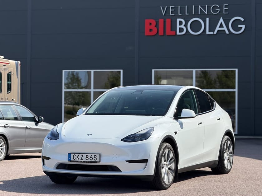 Bild 2 av Tesla Model Y Standard Range RWD B-Kamera Skinn