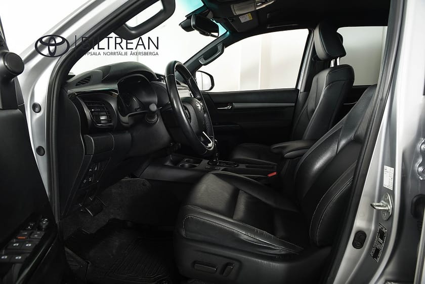 Bild 5 av Toyota Hilux Dubbelhytt D-Cab 2.8 4WD Invincible Drag JBL Skinn Moms