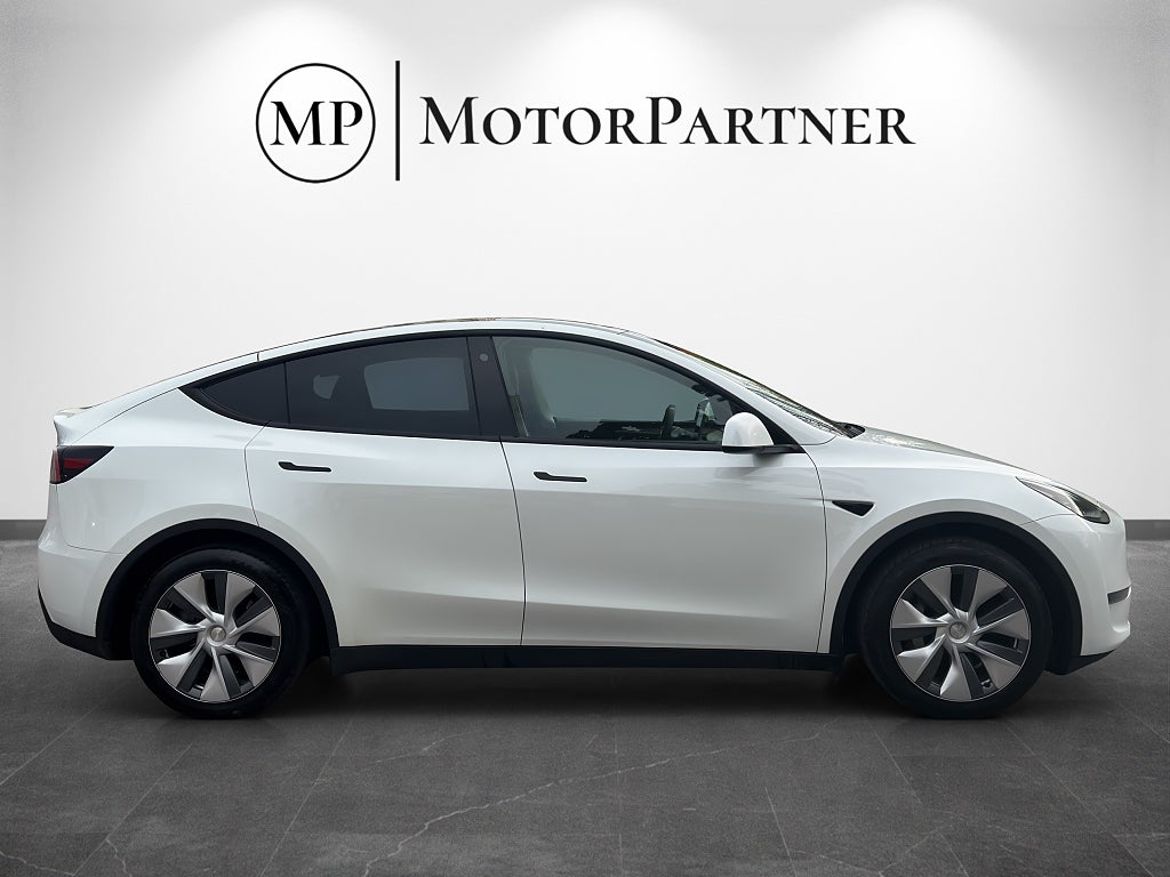 Tesla Model Y Long Range AWD, bild 9 av 18