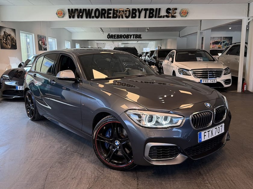 Bild 1 av BMW M140i xDrive 5-dörrars Steptronic H/K Gps B-kamera Skinn 340