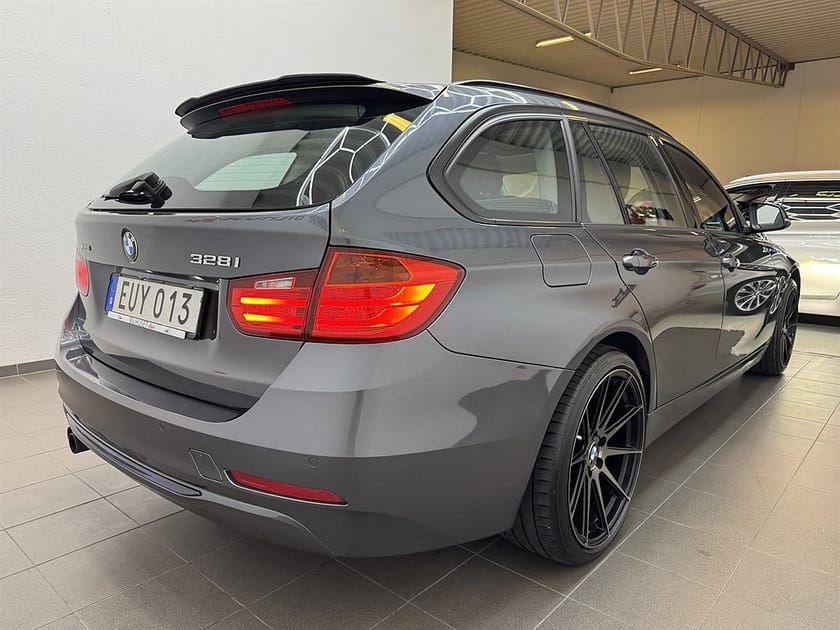 Bild 3 av BMW 328i xDrive Touring 328 245hk Sportline Pano/HK/Navi/Läder/M-ratt/Krok/19"Fälga