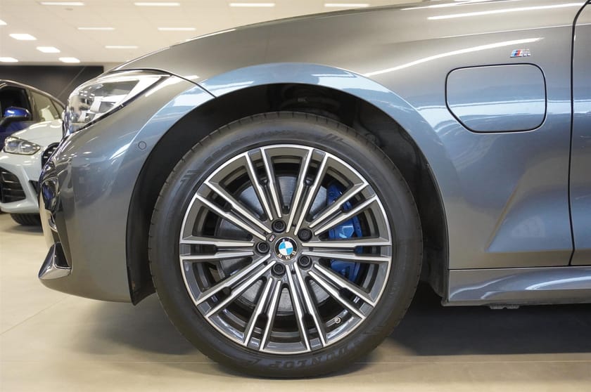 Bild 3 av BMW 330e xDrive Sedan M-Sport Drag Kamera Fartpilot
