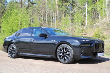 BMW M760e xDrive Executive Drive PRO / Aut. Dörrar / B&W