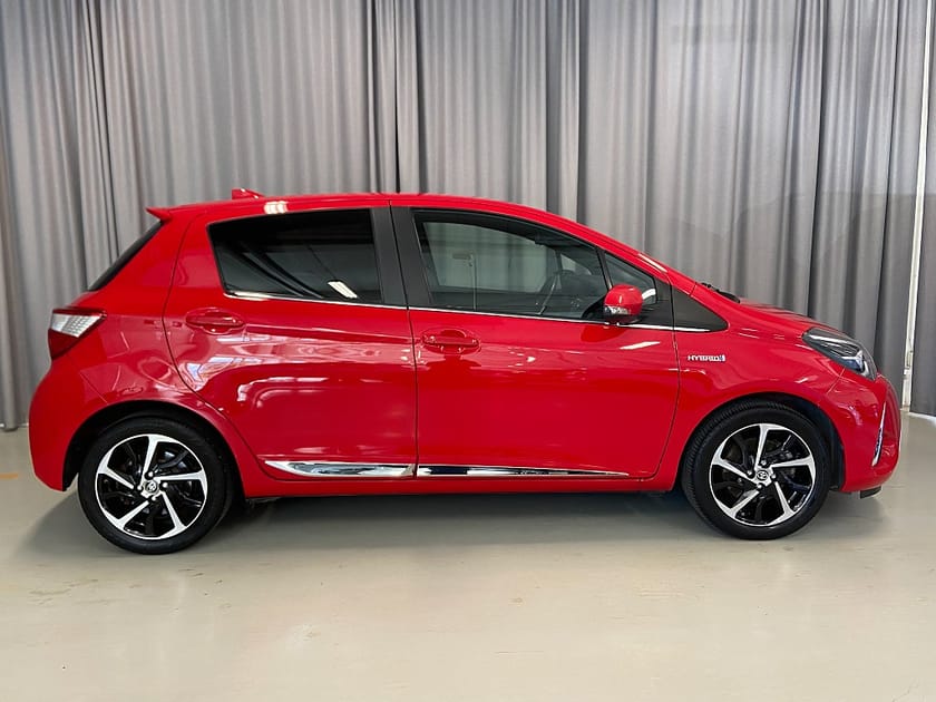 Bild 4 av Toyota Yaris Hybrid 101hk e-CVT Executive Backkamera Keyless