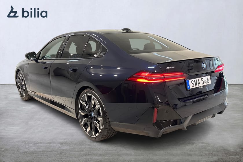 Bild 2 av BMW 550e xDrive Sedan M Sport Pro / B&W / Driving Prof / Pano / Drag/Kolfiber