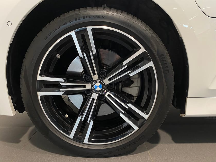 Bild 3 av BMW 330e xDrive Sedan M-Sportpaket Sportstolar Drag
