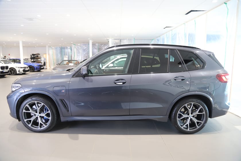 Bild 2 av BMW X5 xDrive45e iPerformance M Sport / H&K / Adaptiv Farthållare / 360 Kamera / Drag / Panorama / Individual / HUD