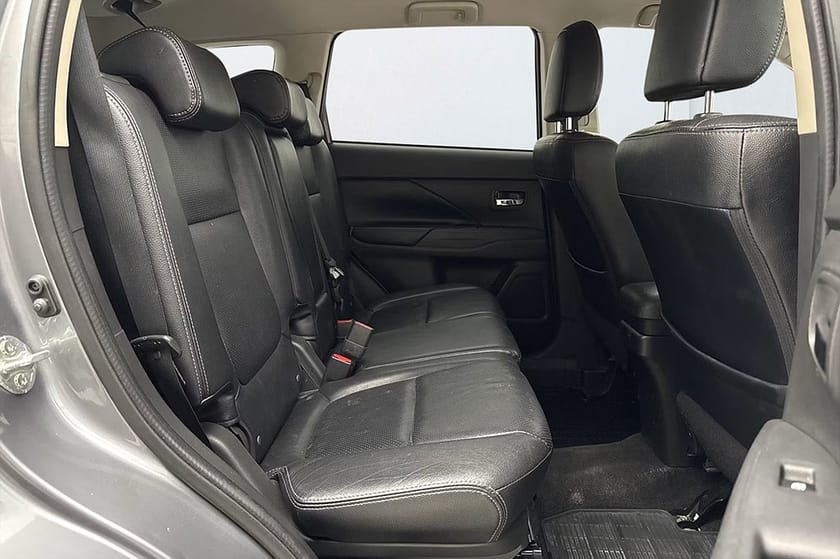 Bild 4 av Mitsubishi Outlander 2.2 Di-D 4WD Aut Business 7-sits Drag Läder Kamera Keyless