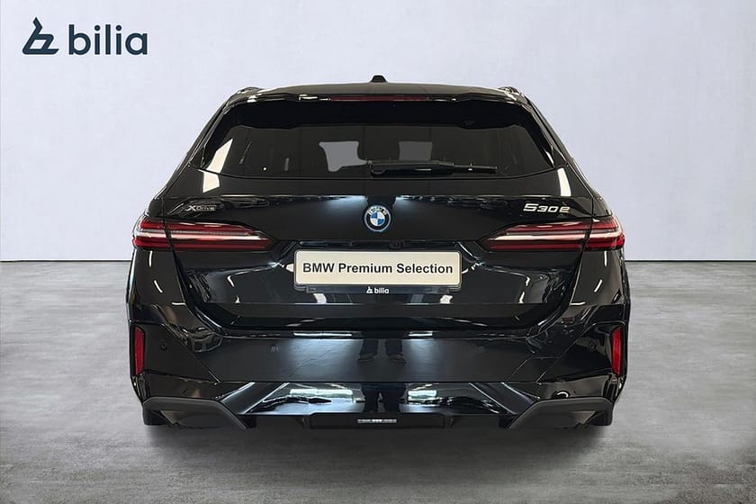 Bild 4 av BMW 530e xDrive Touring | B&W | Drag | Aktiv farth. | 360