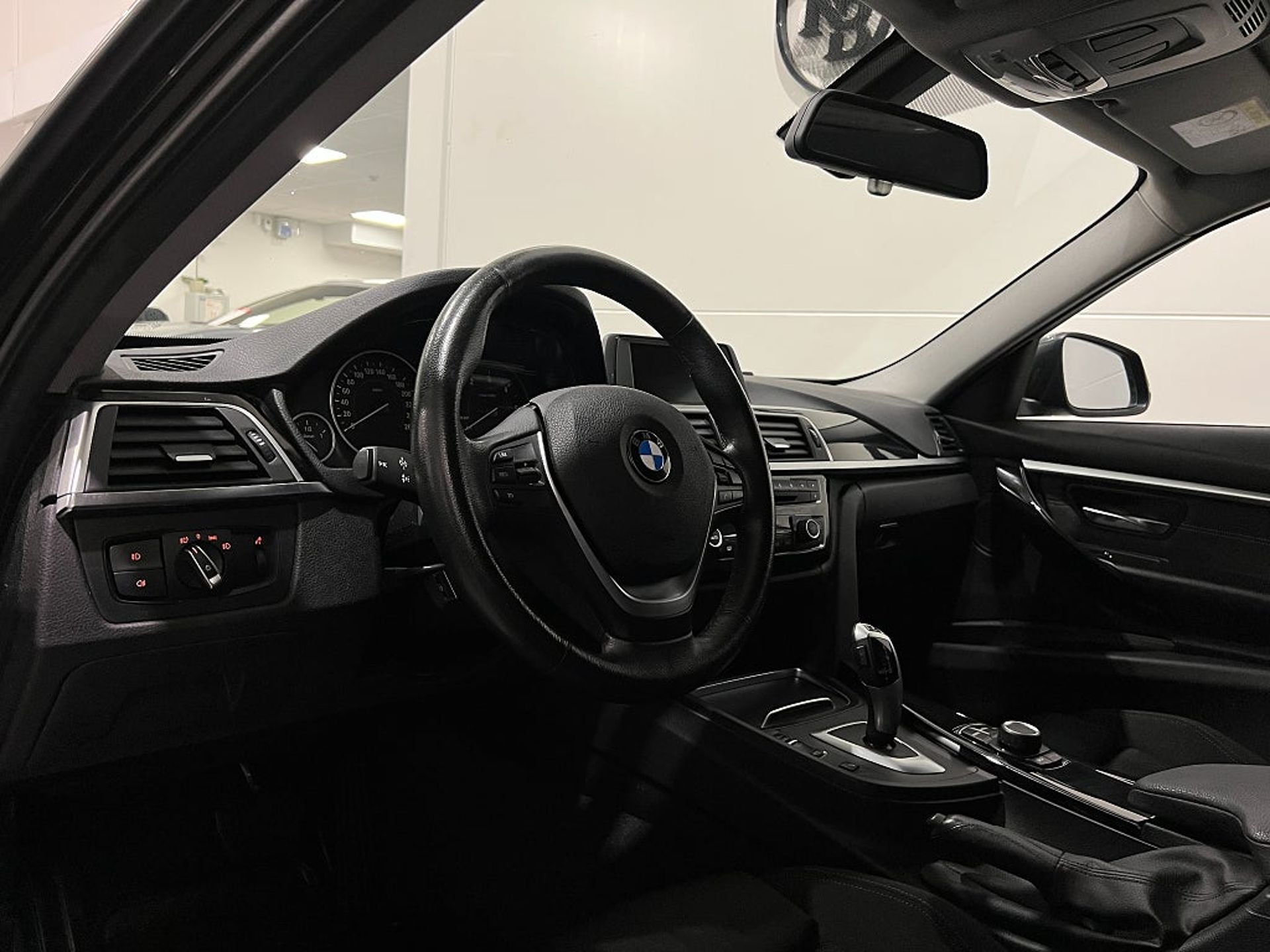 BMW 320 2017, bild 6/10