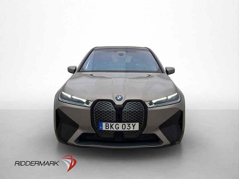 Bild 3 av BMW iX xDrive40 Sport Pano Sky 360° H/K Skinn CarPlay Drag