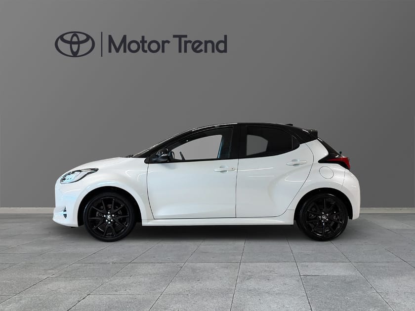 Bild 3 av Toyota Yaris Hybrid 1,5 5D STYLE BI-TONE VINTERHJUL
