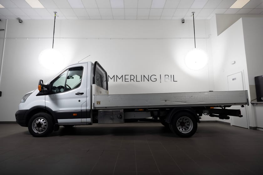 Bild 1 av Ford Transit 350 Chassi Cab 2.0 170hk Dubbla bakhjul/3.5Ton/Långflak