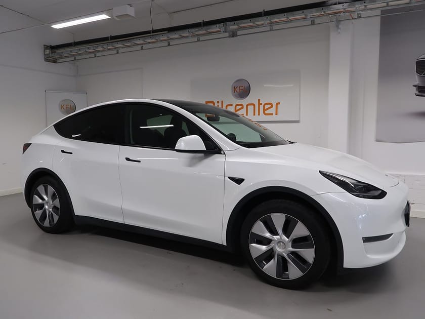 Bild 3 av Tesla Model Y Long Range AWD V-Däck ingår-Drag-Skinn-Pano-Kamera