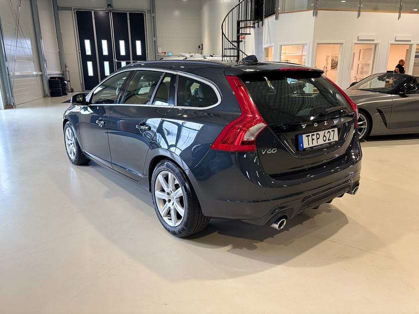 Bild 3 av Volvo V60 D4 Geartronic R-Design BLIS/NAV *Räntekampanj 2,99%*