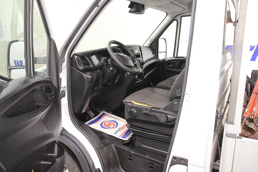Bild 2 av Iveco Daily 35-140 NP Chassi Cab FLAK MED KRAN 3.0 JTD 136HK GAS