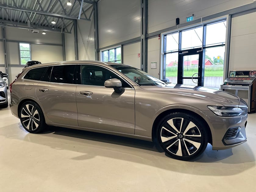 Bild 3 av Volvo V60 Recharge T6 AWD  Inscription / Pano / Drag / H/K