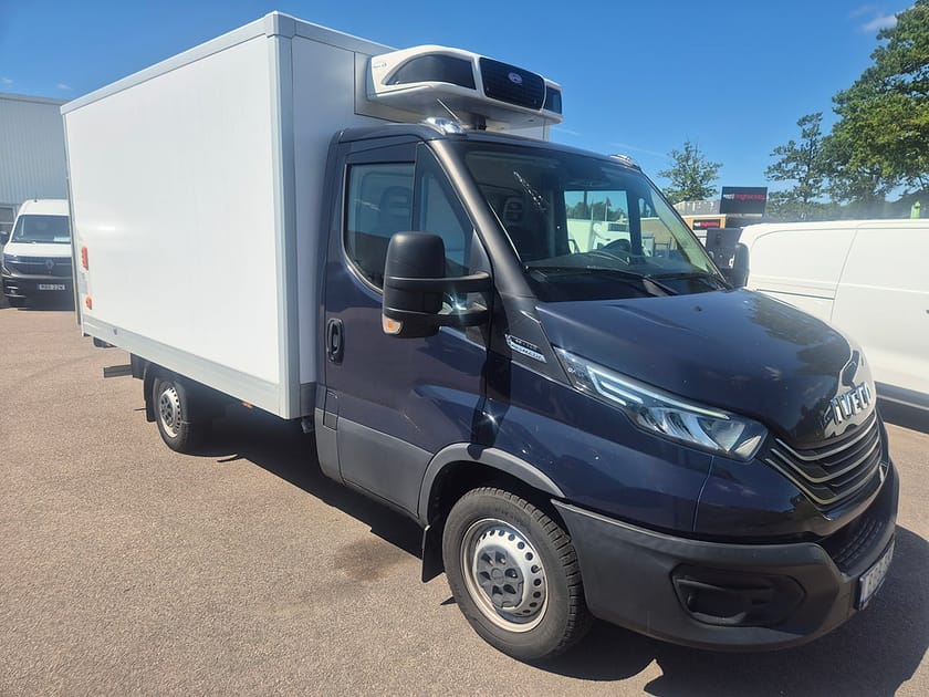 Bild 2 av Iveco Daily 35-140 Chassi Cab Kylbil med Påbyggt Skåp Dubbeldörrar och bakgavelhiss Nat