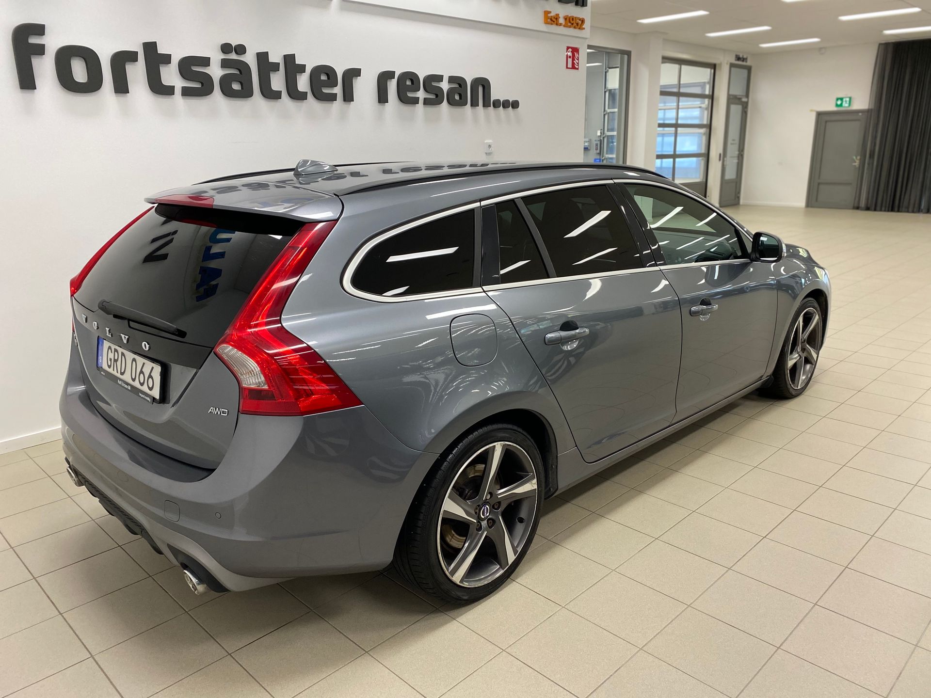 Volvo V60 D4 AWD R-Design Business E 2016, photo 4/10